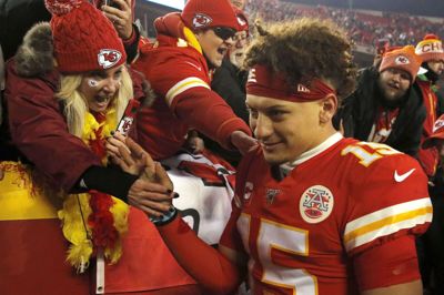 Chiefs' quarterback Patrick Mahomes lod sig hylde af fans efter sejren på 51-31 over Houston Texans.