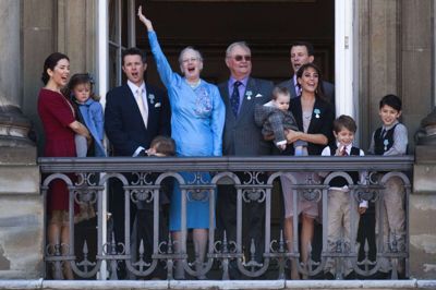 16. april bliver der igen mulighed for at fejre dronningen på Amalienborg, når hun sammen med familien træder frem på balkonen på Christians IX's Palæ. Her ses hun og familien, da hun for ti år siden fejrede sin 70-årsfødselsdag. (Arkivfoto)