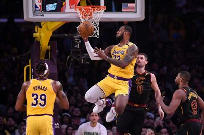 LeBron James stiger til vejrs og sætter 2 af sine 31 point på tavlen i Los Angeles Lakers' sejr over Cleveland Cavaliers.
