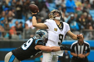Panthers' linebacker Luke Kuechly (til venstre) var kendt for at være en tacklingsmaskine. Her mod rivalerne New Orleans Saints og holdets quarterback Drew Brees (til højre) i december sidste år. (Arkivfoto.)