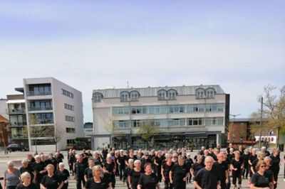 Ikast Seniorsport og Motion er synlig i bybilledet som her fra en opvisning på Torvet i Ikast i sommer. Foto: Privatfoto
