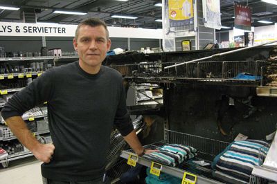 Henrik Smed, varehuschef i Føtex i Ikast, glæder sig over, at de første rabatkuponer fra Føtex er blevet indløst i andre butikker i midtbyen. Foto: Kim Kristensen