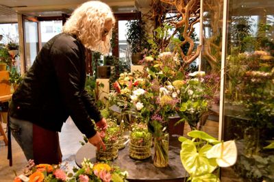 Tove Kølbæk fra Rex blomster har masser af anbefalinger til blomster-dekorationer. Det kan være mange små og forskellige afskårne blomster i vaser og små flasker. Det er også populært at leje store »blomsterskyer« i tørrede materialer. De hænges i loftet og leveres tilbage, når festen er slut.Foto: Laila Kempel