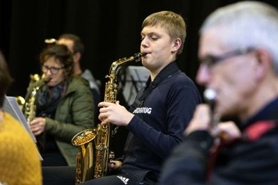 Asger Dahlstrøm Damm spiller saxofon, men ville egentlig også gerne lære at spille klaver. Foto: Tom Laursen