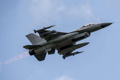 I anledning af 40 års-jubilæet for de danske F-16 kampfly vil ti af dem fredag gå på vingerne for at flyve to runder over først det nordlige og centrale Jylland og siden de øvrige danske landsdele minus Bornholm og Lolland-Falster. (Arkivfoto).