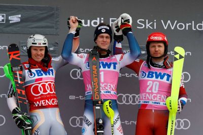 Clement Noel (i midten) fejrer søndagens sejr. Her har han selskab af den nye etter i den samlede World Cup-stilling, Henrik Kristoffersen (til venstre) og Alexander Khoroshilov (til højre).