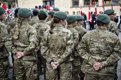 Omtrent én ud af 30 danske soldater og administrativt ansatte i Forsvarsministeriet oplever, at der er en kønskrænkende kultur på deres arbejdsplads.
Her ses soldater fra Trænregimentet i Aalborg på flagdagen i Aalborg, 5. september 2019. (Arkivfoto)