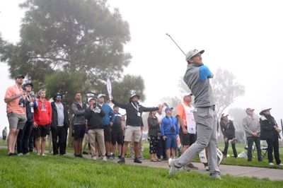 Sebastian Cappelen, der er i gang med sin første sæson på PGA-touren i USA, er på en delt førsteplads efter første runde af Farmers Insurance Open i San Diego. Her slår han ind mod greenen på 18. hul.