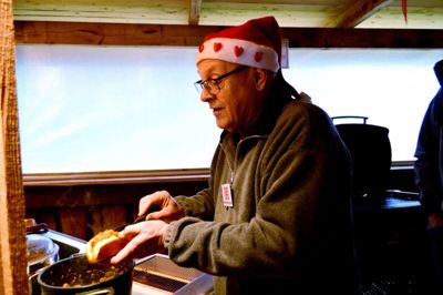 Kai »Pølsemand« Rasmussen viderebragte traditionen med de specielle bløde løg, da han i 1978 overtog sin svigerfars pølsebod. Han solgte forretningen i 1998, men har siden holdt opskriften på løgene hemmelig. Foto: Laila Kempel
