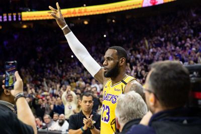 LeBron James og Los Angeles Lakers tabte udekampen i Philadelphia, men superstjernen blev alligevel genstand for stor opmærksomhed.