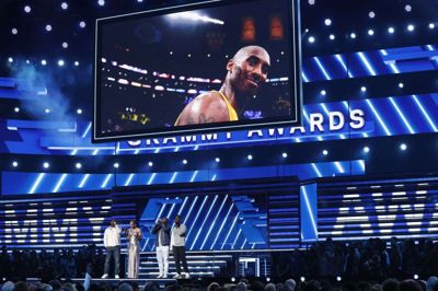 Grammyvært Alicia Keys ses her sammen med bandet Boyz II Men under en hyldest til basketballstjernen Kobe Bryant, der mistede livet få timer før aftenens show i Los Angeles.