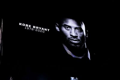 Forud for kampen mellem San Antonio Spurs og Toronto Raptors blev der holdt et øjebliks stilhed til ære for Kobe Bryant, imens der florerede et billede af basketball-legenden på storskærm.