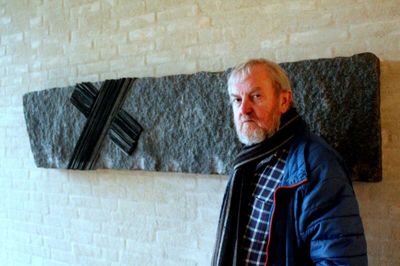 Korset og kunstneren. Jens Christian Jensen har i anledning af Fonnesbæk Kirkes 25-årsjubilæum udført to værker i kirken. Foto: Privatfoto