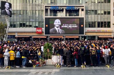 Efter den tragiske helikopterulykke stimlede fans af Los Angeles Lakers sammen for at hylde den afdøde klublegende Kobe Bryant foran Staples Center.