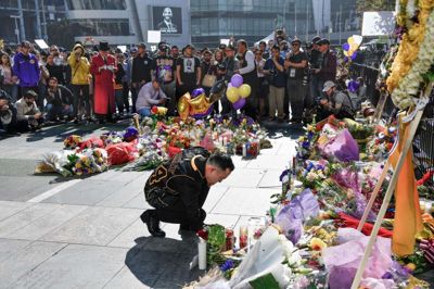 I dagene efter Kobe Bryants død har tusindvis af fans lagt vejen forbi Staples Center i Los Angeles for at vise deres respekt for basketball-legenden.