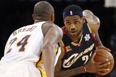 Kobe Bryant (til venstre) og LeBron James kendte hinanden både på og uden for basketbanen. (Arkivfoto)