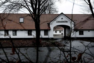 Udrejsecentret Kærshovedgård er igen i vælten, efter at en hemmeligholdt sag om store fund af både narko og kontanter er kommet frem i lyset. Naboen Finn Pedersen er ikke overrasket. Han har observeret flere ting, men føler ikke, at han bliver lyttet til. Foto: Henrik Ole Jensen