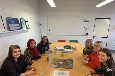 Forrest til venstre ses Julie Mühlenfeldt Madsen efterfulgt af Nelab Amini og Tessa Isabella Emborg. På modsatte side af bordet ses Josephine Gertsen Leer forrest i billedet efterfulgt af Rikke Munk Sørensen og Maria Hougaard Hollen. To øvrige studerende har været med i projektet: Michael Mikkelsen og Matilde Mortensen var ikke til stede. Foto: Mikkel Korsgaard Christensen