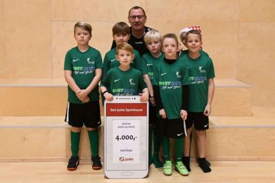 Isenvad Sport og Fritd blev også tilgodeset med en donation fra årets Festivad-overskud. Foto: Privat