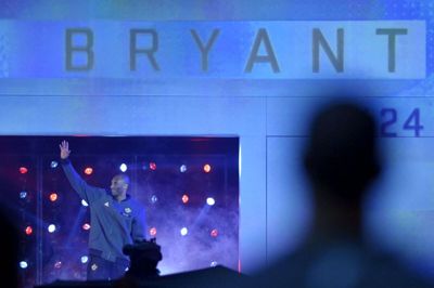Når NBA's All-Star-kamp bliver spillet i Chicago i februar, bliver det i et nyt format, som skal hylde Kobe Bryant. Her ses Bryant før All-Star-kampen i Canada i februar 2016.