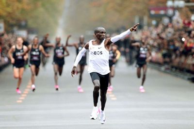Eliud Kipchoge havde en prototype af Nikes Vaporfly-model på, da han i oktober løb et maraton på under to timer som den første nogensinde. (Arkivfoto)