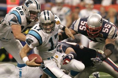 Willie McGinest (til højre) spillede for New England Patriots fra 1994 til 2005. Han opfordrer klubbens dansker, Hjalte Froholdt, til at studere intenst. (Arkivfoto)