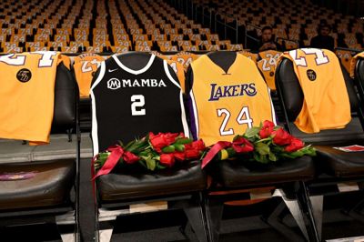 Tilskuerpladserne med roser symboliserer det nu afdøde basketball-ikon Kobe Bryant og hans datter Gianna Bryant sidste pladser ved en kamp i NBA-klubben Los Angeles Lakers.
