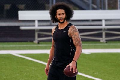 Colin Kaepernick blev i november sidste år inviteret til en prøvetræning med NFL. I sidste øjeblik meldte han fra og lavede i stedet sin egen, hvor billedet her er fra.
