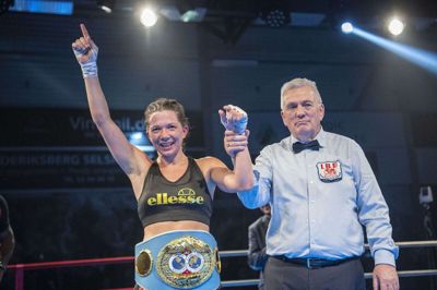 Den danske bokser Sarah Mahfoud besejrede lørdag aften argentineren Brenda Karen Carabajal i titelkamp. Hun har dermed tilkæmpet sig IBF-bæltet.