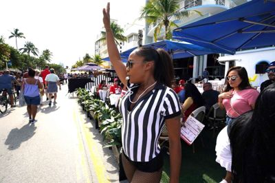 Mange af tjenerne på Ocean Drives restauranter i Miami er klædt i forskellige kostumer med inspiration fra NFL.