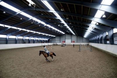Herning Rideklub er tidligere på ugen blevet udsat for hærværk, og det vækker ikke overraskende ærgrelse hos den daglige leder i klubben. Foto: Henrik Ole Jensen