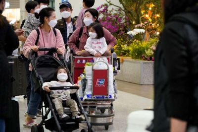 Ansigtsmasker, der skal beskytte mod coronavirus, er hurtigt blevet et almindeligt syn i Asien, her i en lufthavn i Sydkorea mandag.