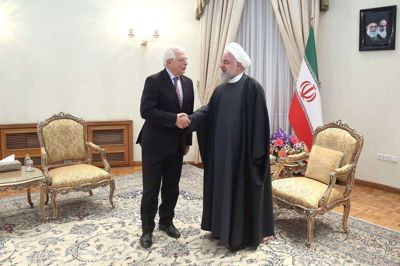 Irans præsident, Hassan Rouhani (t.h.), mødtes mandag med EU's udenrigschef, Josep Borrell, der er på besøg i Teheran mandag og tirsdag. De to talte blandt andet om atomaftalen, som er truet af kollaps, efter at USA trak sig fra aftalen.