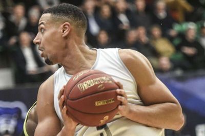 Tylor Ongwae og resten af Bakken Bears-mandskabet skal have højt tempo i bolden for at slippe ud af Benficas fysiske jerngreb. (Arkivfoto)