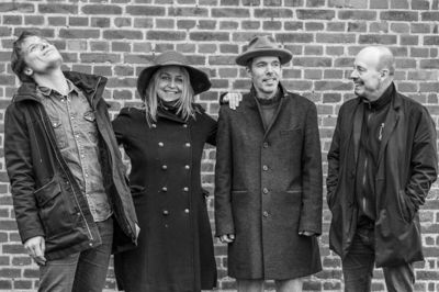 Laura Illeborg sammen med sine tre musikere – blandt andre Knud Møller til højre. Foto: PR-foto