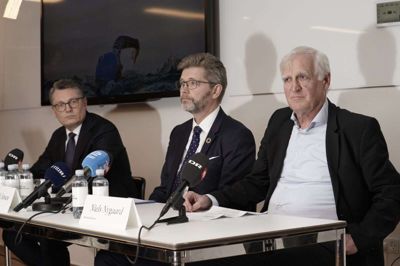Frank Jensen (i midten), bestyrelsesformand i Team Danmark, og Niels Nygaard (til højre), formand i Danmarks Idrætsforbund (DIF) fremlagde fredag konklusionerne fra en rapport, der fortæller om kritisable forhold for de danske svømmere i årene fra 2003 til 2013.