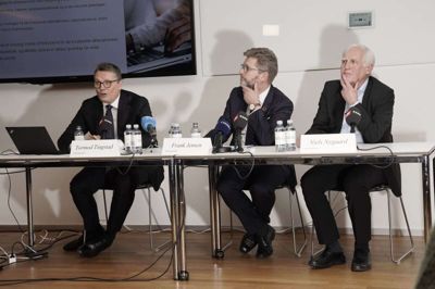 Team Danmark-bestyrelsesformand Frank Jensen (i midten) kræver en undersøgelse af muligt brud på antidopingreglerne.