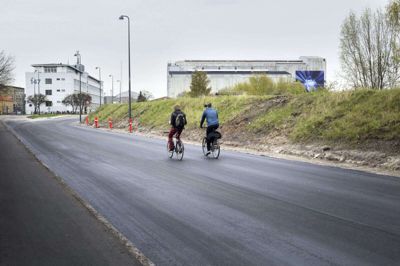 Færre unge vælger at tage cyklen til og fra deres uddannelsessted, mens flere sætter sig bag rattet og kører bilen i stedet. (Arkivfoto)