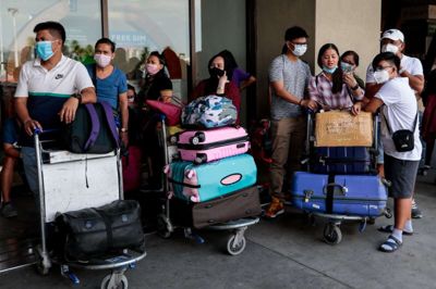 Passagerer i lufthavnen i Manila i Filippinerne bærer beskyttende masker, efter at der er bekræftet tilfælde af coronavirus i landet.