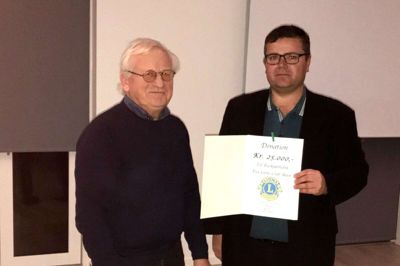 Henning Busk (t.h.) modtager donation på 25.000 kroner fra Lions Clubs formand Jan Grønbæk. Foto: privatfoto