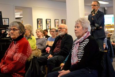 Omkring 40 deltog i premieren på Morgensang på biblioteket. Aktiviteten foregår en halv time hver onsdag morgen i lige uger. Foto: Laila Kempel