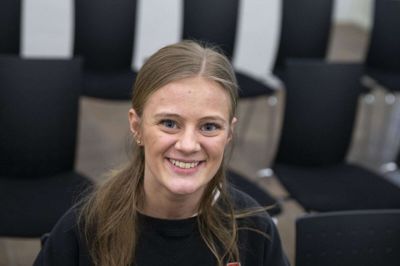 Maria Ravn, 3. g, HHX Ikast-Brande:
Hvor mange penge bruger du på tøj?
- Cirka 500 kroner om måneden - nogle måneder mere, andre mindre.
Online eller butik?
- Jeg handler mest i butik. Jeg synes det er rart at prøve tøjet, fordi jeg ofte har svært ved at finde de rigtige størrelser til mig.
Hvad betyder bæredygtighed for dig?
- Jeg tænker faktisk ikke så meget over det. Men jeg køber ikke og smider ud. Så ligger tøjet snarere inde i skabet. Jeg er ikke typen, der skal have nye farver hver måned. Jeg betaler hellere lidt mere, og så holder det længere. Jeg har hørt fakta om mode og bæredygtighed før, og jo flere gange man hører det, jo større indtryk gør det nok - bevidst eller ubevidst. Jeg har aldrig købt genbrugstøj, og umiddelbart kunne jeg heller ikke finde på at leje tøj. Det ligger ikke til mig at gå i tøj, andre har brugt. Foto: Tom Laursen