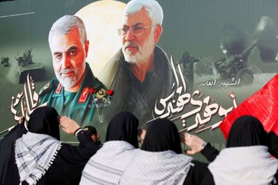 Mens Senatet i Washington gjorde klar til at stemme torsdag, var irakiske kvinder samlet ved det sted, hvor den iranske topgeneral Qassem Soleimani blev dræbt sammen med den irakiske kommandant Abu Mahdi al-Muhandis ved lufthavnen i Bagdad. Torsdag var 40. og dermed sidste dag i den sørgeperiode, der blev udråbt.