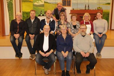 Det meste af dilettantholdet. Forreste rækker - Otto Johansen, Margit Nielsen og Per Bøgeskov Sørensen. Bageste række - Johan Pedersen, Nicolaj Bach Henriksen, Jesper Olsen, Tove Snedker, Anne Kirstine Kristensen, Betty Sørensen og Anette Johansen. Bag dem ses Kurt Furbo. Sminkøren Mette Olsen var ikke til stede, da billedet blev taget. Foto: Jens Anton Nordestgaard