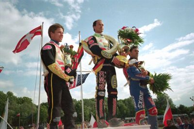Nuværende landstræner Hans Nielsen indtager midten af podiet ved et speedwaygrandprix i 1997. På sin højre side har han Greg Hancock, der fredag bekendtgjorde, at han stopper sin aktive karriere.