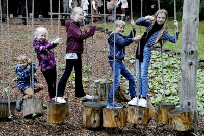 Mellem regnbygerne lørdag eftermiddag hyggede børnene sig på Klosterlund Museum. Foto: Henrik Ole Jensen henrik ole jensen