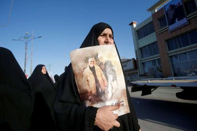 Drabet på general Qassem Soleimani sendte chokbølger gennem Mellemøsten. Her holder en irakisk kvinde et billede af ham og den irakiske militsleder Abu Mahdi al-Muhandis, der blev dræbt sammen med ham. (Arkivfoto)