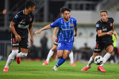 Evander Ferreira (t.v.) og Mikael Anderson (t.h.) kom begge på måltavlen, da FCM ydmygede Zhang Lingfeng (i.m.) og Jiangsu Suning. Foto: Ritzau Scanpix