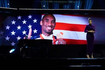 Jennifer Hudson synger til ære for Bryant inden All Star-kampen i NBA.