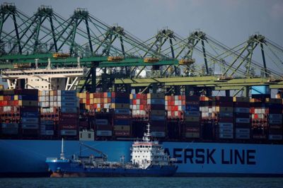 Et Maerk Line-containerskib ses her i Singapore. Tal for containertrafikken fra Asien under udbruddet af sygdom som følge af coronavirus tyder på, at verdenshandlen har fået et gok i nøden som følge af udbruddet. (Arkivfoto)